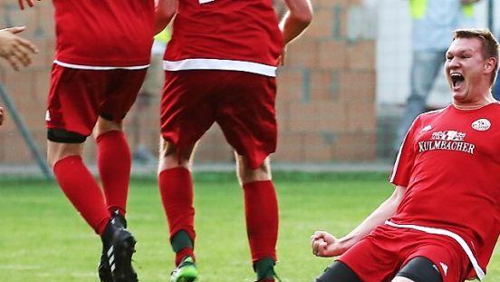 Tim Knoch feierte am Dienstagabend den bisher größten Erfolg in seiner noch jungen Fußball-Karriere. Der Mittelstürmer des TSV Meeder erzielte gegen die SpVgg Bayern Hof drei Tore. Foto: Heinrich Weiß
