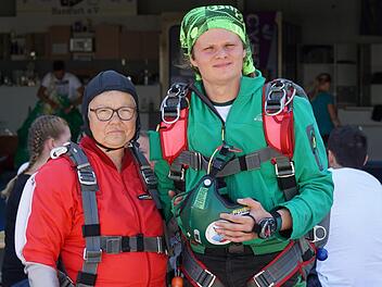 Dietlinde Volpert (l.), schon in den Sprunganzug gepackt und Tandem-Master Manuel vor dem Start.  Volpert