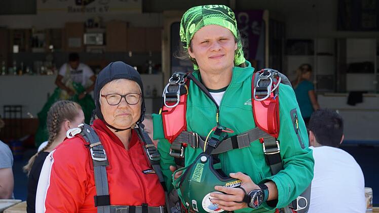 Dietlinde Volpert (l.), schon in den Sprunganzug gepackt und Tandem-Master Manuel vor dem Start.  Volpert