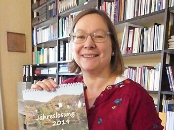 Cornelia Meyer präsentiert den neuen Kalender.  Foto: Paul Pöhlmann