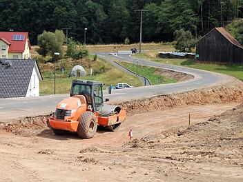 Der Ausbau der KG 30 ist die größte laufende Baumaßnahme des Landkreises: Rund 1,5 Millionen Euro sind bereits fürs Begradigen der Kurven und Senken verbaut, weitere 1,8 Millionen Euro kommen heuer noch dazu. Nach dem Abschnitt Rupboden-Rossbach geht es Richtung Zeitlofs weiter. Foto: Archiv/Sigismund von Dobschütz