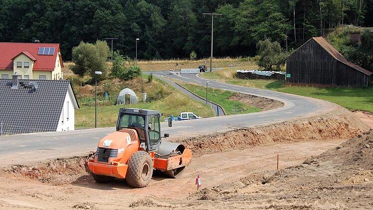 Der Ausbau der KG 30 ist die größte laufende Baumaßnahme des Landkreises: Rund 1,5 Millionen Euro sind bereits fürs Begradigen der Kurven und Senken verbaut, weitere 1,8 Millionen Euro kommen heuer noch dazu. Nach dem Abschnitt Rupboden-Rossbach geht es Richtung Zeitlofs weiter. Foto: Archiv/Sigismund von Dobschütz