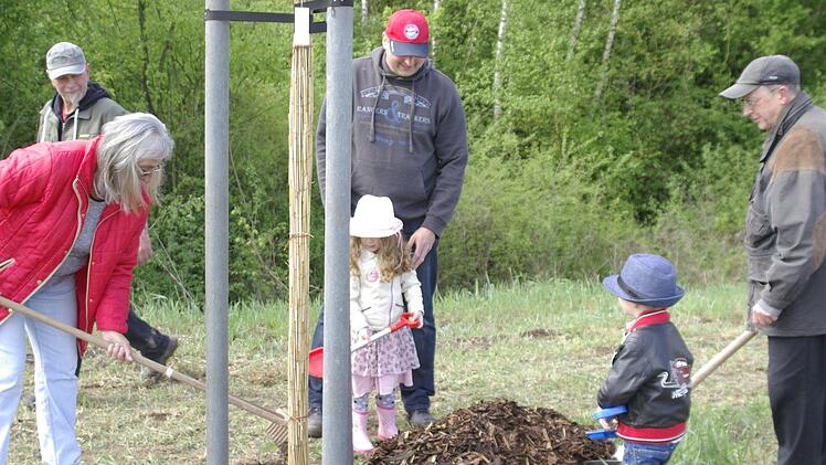 Die Familie Mährlein   pflanzte einen Baum für die Kinder und Enkelkinder. Winfried Ehling