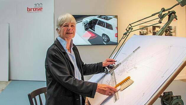 "Ach, ist das sch&ouml;n!" Die heute 79-j&auml;hrige Rosemarie Koenig freut sich, dass bei den Designtagen ihr alter Arbeitsplatz besichtigt werden kann. Als Technische Zeichnerin geh&ouml;rte damals auch ein kleiner Handbesen zur Grundausstattung.Foto: Oliver Schmidt