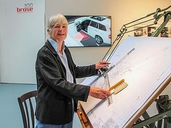 "Ach, ist das schön!" Die heute 79-jährige Rosemarie Koenig freut sich, dass bei den Designtagen ihr alter Arbeitsplatz besichtigt werden kann. Als Technische Zeichnerin gehörte damals auch ein kleiner Handbesen zur Grundausstattung.Foto: Oliver Schmidt