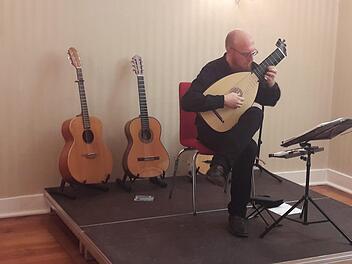 Carlo Hilsdorf brachte den Besuchern des Konzerts Musik verschiedener Epochen dar. Die Besonderheit der musikalischen Zeitreise: Hilsdorf brachte alle Stücke auf Saiteninstrumente dar. Foto: Hartmut Hessel