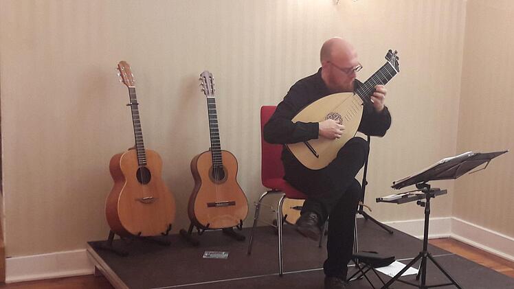 Carlo Hilsdorf brachte den Besuchern des Konzerts Musik verschiedener Epochen dar. Die Besonderheit der musikalischen Zeitreise: Hilsdorf brachte alle Stücke auf Saiteninstrumente dar. Foto: Hartmut Hessel