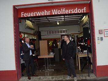 Bürgermeister Rainer Detsch (links) gratuliert mit Gestik dem neuen Ortssprecher von Wolfersdorf, Ralf Schatz, zu seiner Wahl.K.- H. Hofmann