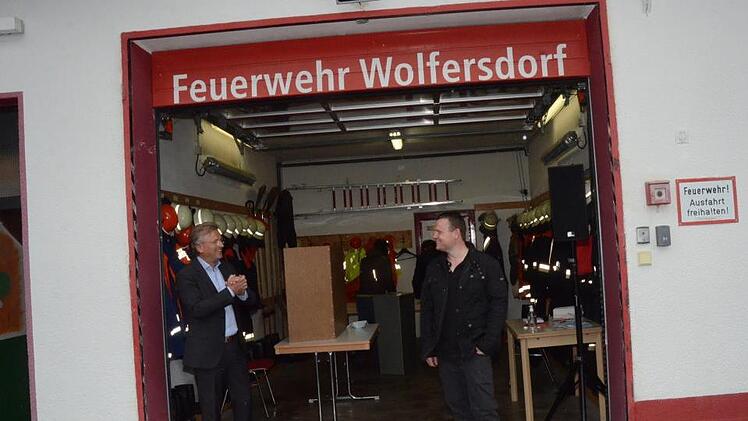 Bürgermeister Rainer Detsch (links) gratuliert mit Gestik dem neuen Ortssprecher von Wolfersdorf, Ralf Schatz, zu seiner Wahl.K.- H. Hofmann