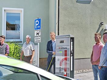 Dominik Bigge, Klimaschutzmanager, Geschäftsleiter Nicky Weber, Bürgermeister Holger Bezold, Rainer Gründel, Betreuer kommunale Kunden N-ERGIE, bei der offiziellen Inbetriebnahme der Ladesäule (von rechts)  Foto: Karl Heinz Wirth