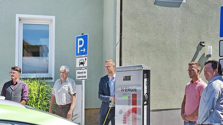 Dominik Bigge, Klimaschutzmanager, Geschäftsleiter Nicky Weber, Bürgermeister Holger Bezold, Rainer Gründel, Betreuer kommunale Kunden N-ERGIE, bei der offiziellen Inbetriebnahme der Ladesäule (von rechts)  Foto: Karl Heinz Wirth