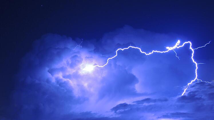 Der Deutsche Wetterdienst (DWD) warnt vor starken Sommergewittern in Franken. Symbolbild: unsplash.com