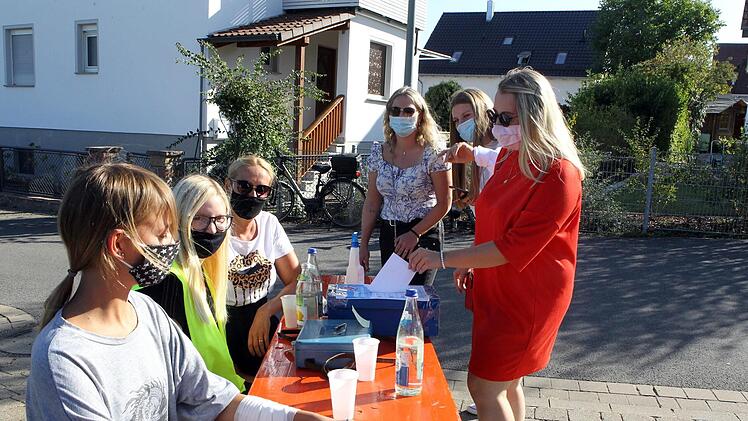 Kontaktdaten aufschreiben, dann das Ticket kaufen: An den vier Kassen in Merkendorf funktionierte alles reibungslos.