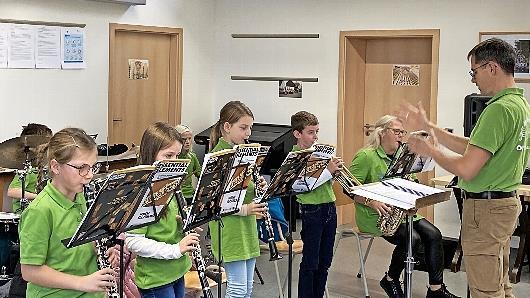 Unser Bild zeigt Constantin Freiberg mit den Nachwuchsmusikern im Musikerheim Hassenbach.