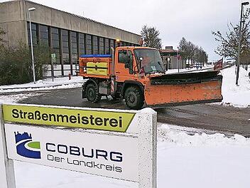R&uuml;ckkehr zum Boxenstopp in der Kreisstra&szlig;enmeisterei: Die Einsatzfahrzeuge des Landkreises Coburg waren den ganzen Freitag unterwegs, um die letzten Schneematsch-Reste von den Kreisstra&szlig;en zu entfernen.