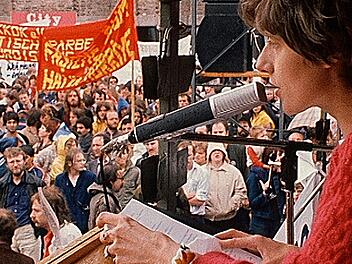 Sie konnte Massen begeistern: Petra Kelly spricht auf einer Demo gegen Nachr&uuml;stung.