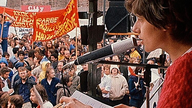 Sie konnte Massen begeistern: Petra Kelly spricht auf einer Demo gegen Nachr&uuml;stung.