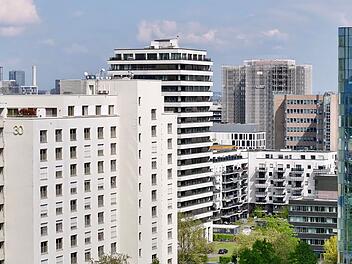 Beispiel Frankfurt-Niederrad: Fr&uuml;her war Frankfurt-Niederrad ein B&uuml;roviertel, heute beziehen Menschen hier auch Wohnungen.