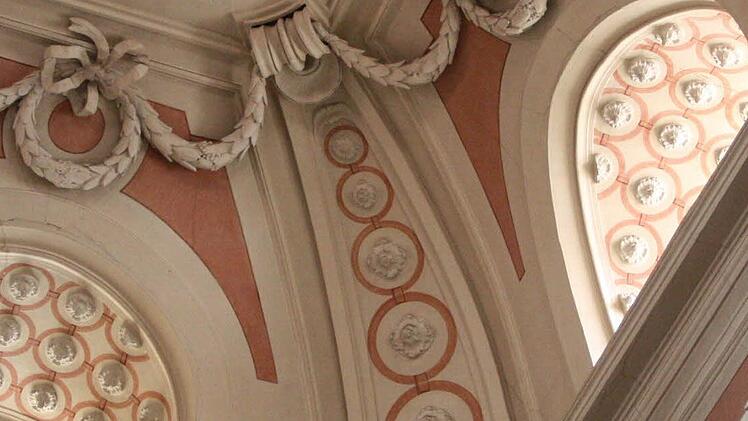 Das schmuckvolle Gewölbe im Innenraum der Kirche...