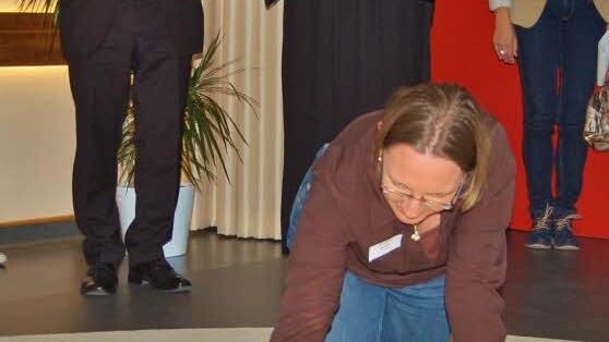 Weihbischof Ulrich Boom und Pfarrerin Christel Mebert bei der Einweihung des Meditationsraumes im Jack-Steinberger-Gymnasium.  Foto: Sigismund von Dobschütz