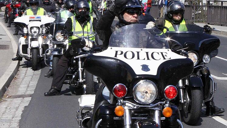 Kopf der Veranstaltung und der Kolonne: "Roadcaptain" Manfred "Hembo" Hembacher mit seiner Polizei-Harley. Foto: Thomas Dill