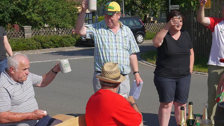 Mit einem Umtrunk haben die Bürger von Lahm und Pülsdorf ihre Bronzemedaille im Wettbewerb "Unser Dorf hat Zukunft, unser Dorf soll schöner werden" gefeiert. Foto: Berthold Köhler