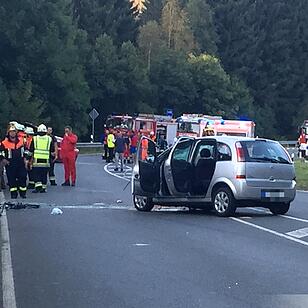Unfall auf der B303: Ein Toter, mehrere Schwerverletzte