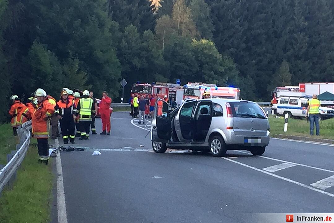 Unfall auf der B303: Ein Toter, mehrere Schwerverletzte