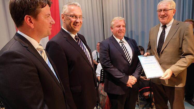 Anton Bauernschubert (rechts) erhielt die Ernennungsurkunde zum Ehrenvorsitzenden (von links): Sandro Kirchner (Kreisvorsitzender MdL), Joachim Herrmann (Staatsminister des Innern) und Egon Klöffel (Erster Bürgermeister und Ortsvorsitzender Thundorf). Foto: P. Bauernschubert