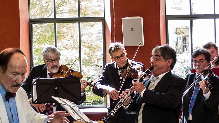 Der in Coburg aufgewachsene Cellist gestaltete ein Konzert zu seinem 80. Geburtstag im Haus Contakt. Dabei trat er als Solist gemeinsam mit dem Pianisten Hans-Dieter Bauer auf und dirigierte zudem das Collegium musicum, dessen Gründungsmitglied er 1953 war. Foto: Jochen Berger