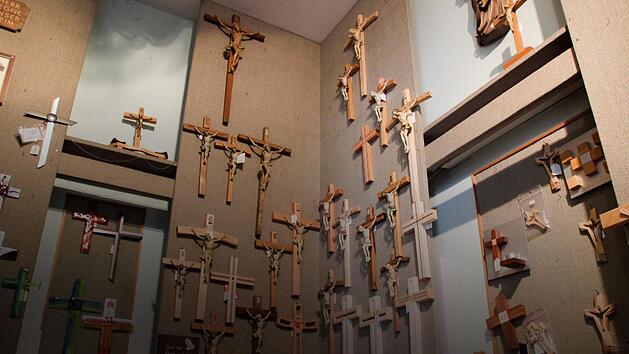 Im Nahversorgungsladen Nadler in der Kronacher Klosterstraße gibt es ein separates Nebenzimmer mit ganz vielen Kreuzen. Foto: Andreas Schmitt