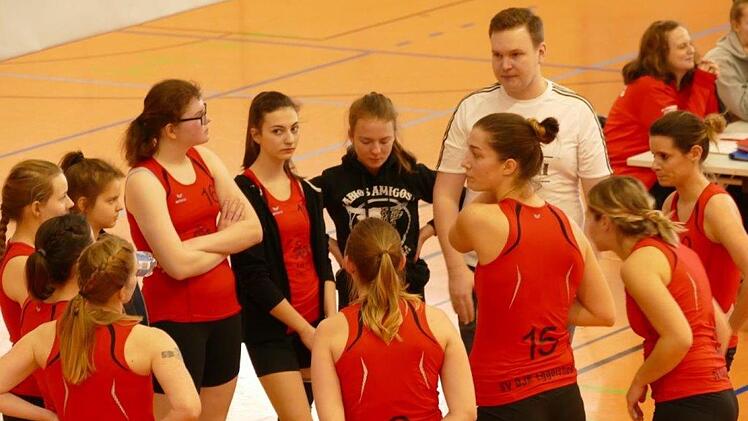 Kein Grund für schlechte Laune: Die Eggolsheimerinnen um Trainer Benedikt Reichold schloss die Saison mit ausgeglichener Bilanz ab.  Foto: DJK