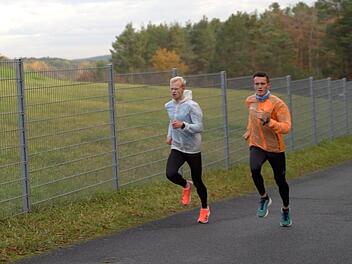Jan Lenfert (links) und Niklas Buchholz bei einem Hügellauf. Das Bild stammt aus dem Youtube-Video "Erstes Mal Hügelläufe für diese Saison I Kraftausdauer fürs Laufen". Foto: privat