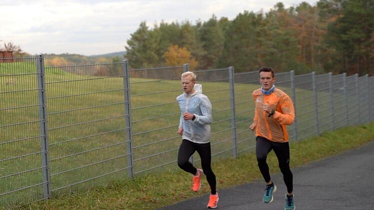 Jan Lenfert (links) und Niklas Buchholz bei einem Hügellauf. Das Bild stammt aus dem Youtube-Video "Erstes Mal Hügelläufe für diese Saison I Kraftausdauer fürs Laufen". Foto: privat