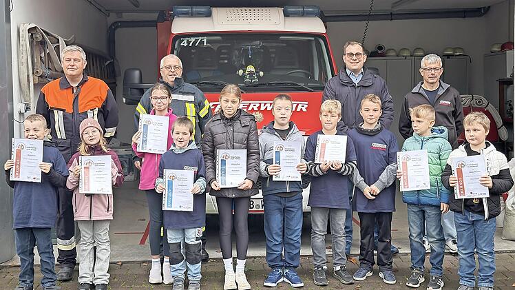 Erfolgreiche Teilnehmer mit Ausbildern und Gästen.