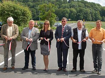 Gaben die Straße mit dem symbolischen Durchschneiden des Absperrbandes frei (von links): Bauhofleiter Herbert Scheler, Werner Wanka, Detlef Bauer, Trixi Preß-Zapf, Gerhard Preß, Ulrich Leicht, Jürgen Faber und Bauamtsleiter Günther Benning.