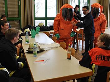 Theorie und Praxis zum Einsatz mit dem CSA-Schutzanzug vermittelte ein Wochenendseminar am Atemschutzzentrum in Knetzgau.  Fotos: sw