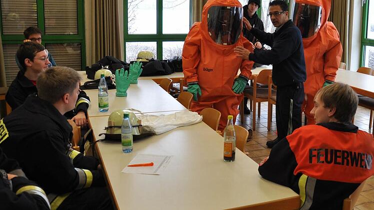 Theorie und Praxis zum Einsatz mit dem CSA-Schutzanzug vermittelte ein Wochenendseminar am Atemschutzzentrum in Knetzgau.  Fotos: sw