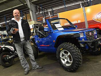 Jörg Braun neben einem Buggy 800 mit Türen, die zum Einsteigen geöffnet werden können. Auf dem Bild unten rechts sind die Cousins Michael (links) und Jörg (rechts) Braun zu sehen. Fotos: Ronald Rinklef