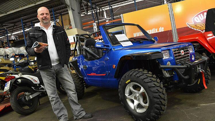 Jörg Braun neben einem Buggy 800 mit Türen, die zum Einsteigen geöffnet werden können. Auf dem Bild unten rechts sind die Cousins Michael (links) und Jörg (rechts) Braun zu sehen. Fotos: Ronald Rinklef