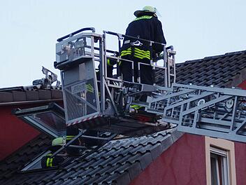 Die Feuerwehr musste am Freitagabend einen Brand am Kronacher Kreuzberg bekämpfen, der jedoch sehr glimpflich verlief. Fotos: Marco Meißner