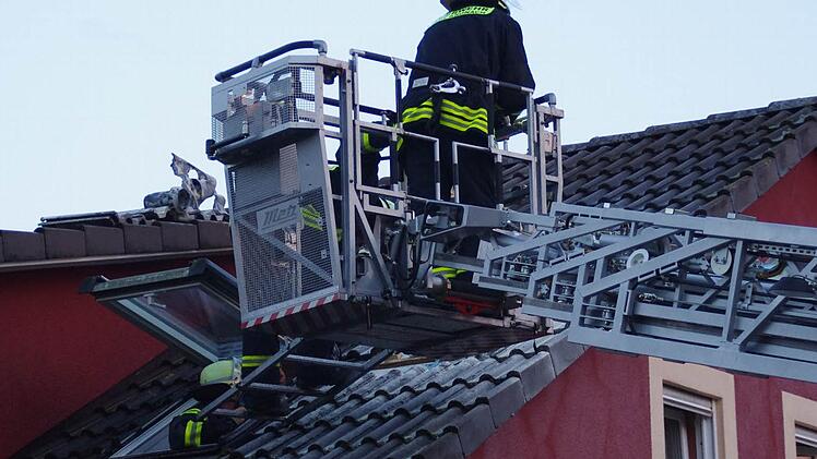 Die Feuerwehr musste am Freitagabend einen Brand am Kronacher Kreuzberg bekämpfen, der jedoch sehr glimpflich verlief. Fotos: Marco Meißner