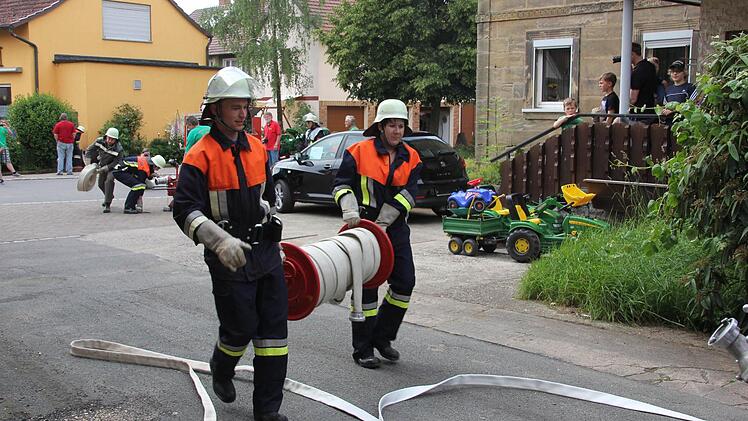 Erste Schlauchleitung werden verlegt.