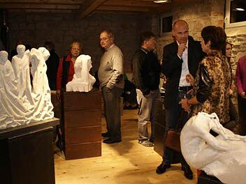 Intensiv setzten sich die Gäste mit den Werken von Manfred Reinhart auseinander.