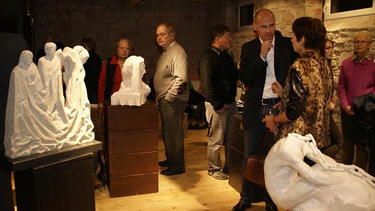 Intensiv setzten sich die Gäste mit den Werken von Manfred Reinhart auseinander.