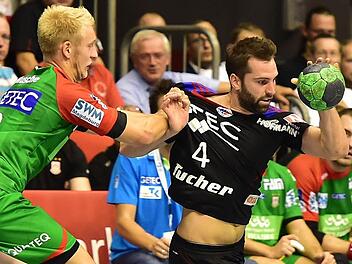 Benedikt Schwandner (r.) und der HC Erlangen haben beim SC Magdeburg eine 26:31-Niederlage einstecken müssen.  Foto: Sportfoto Zink