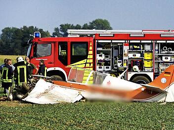 Das im vorderen Bereich extrem beschädigte Flugzeug lässt vermuten, wie hart der Aufprall des Lichtenfelser Piloten war. Foto: Rico Löb