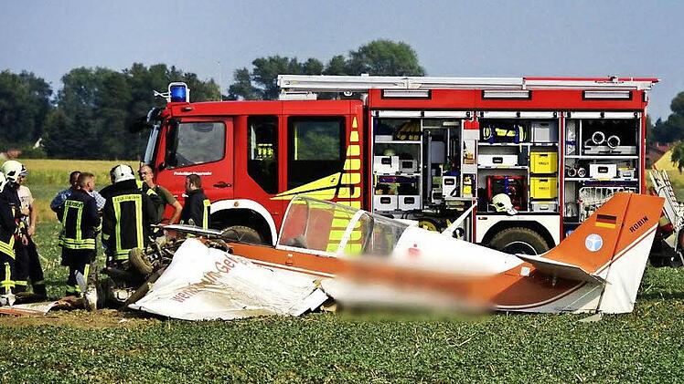 Das im vorderen Bereich extrem beschädigte Flugzeug lässt vermuten, wie hart der Aufprall des Lichtenfelser Piloten war. Foto: Rico Löb