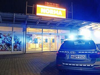Der Tatort: Ein Unbekannter hat den "Norma"-Markt in Zeil am Freitagabend überfallen. Die Polizei fahndet nach dem Täter.  Foto: Ferdinand Merzbach