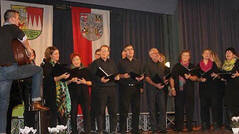 Flott und schmissig der Projektchor "In Takt" des GV Stettfeld mit Dirigent Thomas Kaminski.